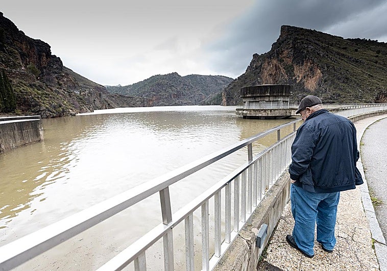 Dos embalses de Granada llegan a su tope por el temporal